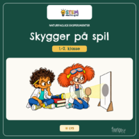 Forside til Naturfaglige eksperimenter - Skygger på spil til 1.-2. klasse, hvor Fin og Fif sidder på gulvet og lyser med en lommelygte mod en hvid skærm