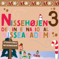 Nisser ved et træskilt til Det Internationale Nisseakademi med pingvin, kælk og slikkepind, julekalender til 0.-3. klasse om juletraditioner
